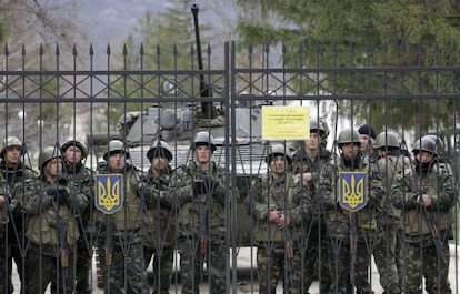 Militares ucranianos protegen la base de Perevalnoye.