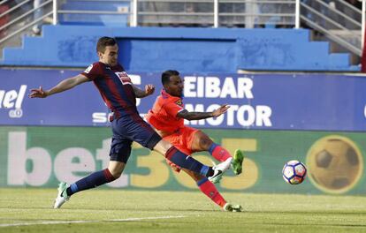 Viera chuta ante Escalante.