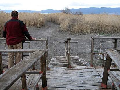 Embarcadero del parque, el viernes pasado, rodeado de tierra seca.