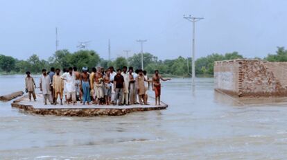 Supervivientes de las inundaciones esperan a ser rescatados en una zona de Khangarh, en la región del Punjab.