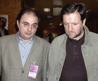 El presidente del Gobierno de Aragón, Marcelino Iglesias (derecha), conversa con Javier Lambán (izquierda), elegido ese día nuevo secretario provincial del PSOE en el Congreso Provincial celebrado en Zaragoza, el 24 de marzo de 2001.
