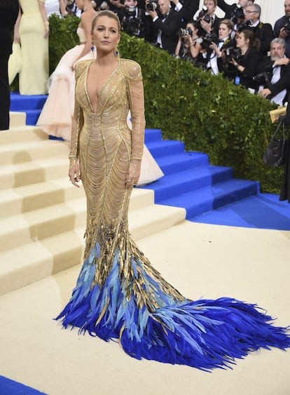Con este vestido dorado acabado en un plumaje azul intenso, a juego con la escalinata, deslumbraba la actriz en la Gala Met 2017.