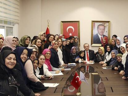 O presidente turco, Recep Tayyip Erdogan, com mulheres que apoiam seu partido em uma recepção em Istambul, em 3 de janeiro