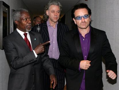 Kofi Annan (izquierda) junto con los cantantes Bono y Bob Geldof durante el G8, en Escocia 2005.