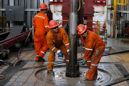 Trabajadores en una plataforma petrolera en el Golfo de México.