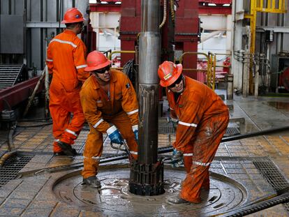 Trabajadores en una plataforma petrolera en el Golfo de México.
