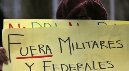 Un estudiante sostiene una pancarta durante una protesta en Ciudad Juárez.
