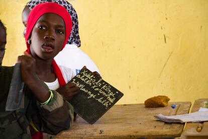Una niña estudia en wolof los pronombres determinantes. En la escuela primaria de Ndiebene hace seis años que está instaurado el programa de bilingüismo wolof-francés con muy buenos resultados . 