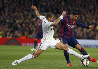 Pepe trata de arrebatar el balón a Suárez