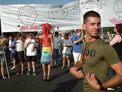 Manifestación del Orgullo Gay de 2001 en Madrid con el lema <i>Matrimonio ya, Igualdad ya.</i>