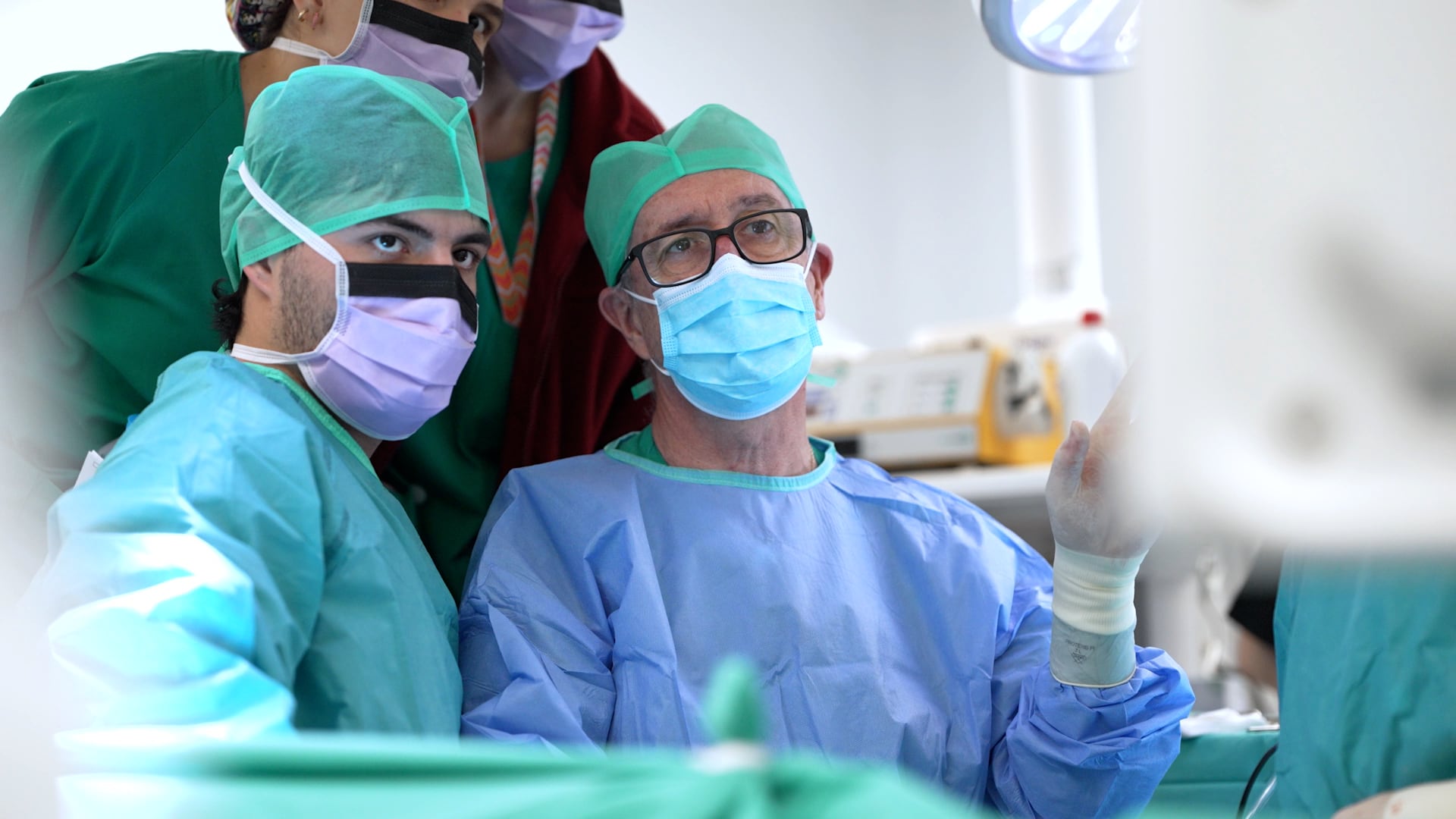 A la derecha, Jorge Calvo, cirujano digestivo en el Hospital 12 de Octubre.