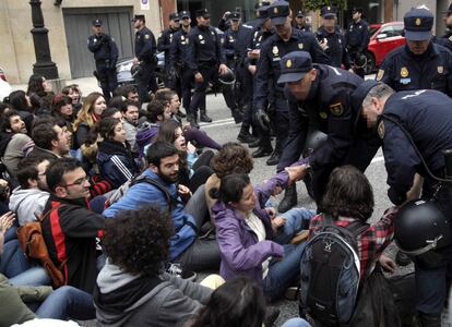 La Policía Nacional ha procedido al desalojo del centro social de La Madreña, instalado desde hace más de dos años en la antigua sede de la Consejería de Sanidad en el número 32 de la calle General Elorza de Oviedo. En la imagen, una manifestante es obligado a retirarse de la calle General Elorza que permanecía cortada al tráfico.