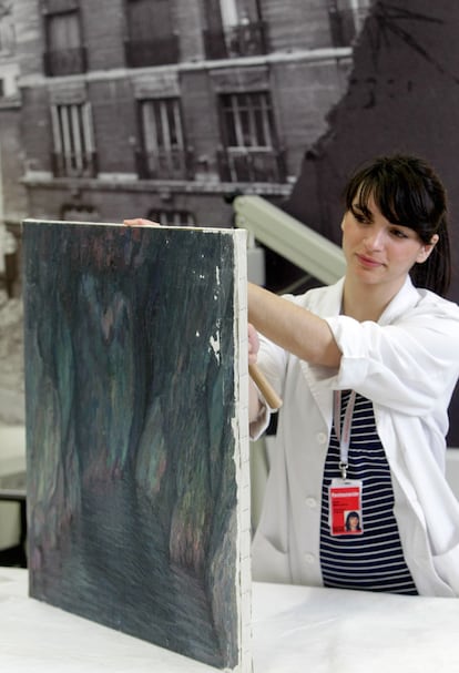 Un miembro del equipo de restauración conservación del Reina Sofía trabaja en un lienzo. El laboratorio se halla en la cuarta planta del edificio Sabatini.