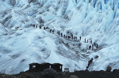 Un grupo de personas caminando sobre el glaciar Perito Moreno en el Parque Nacional Los Glaciares, de la Patagonia campo de hielo sur, en la provincia de Santa Cruz, Argentina.