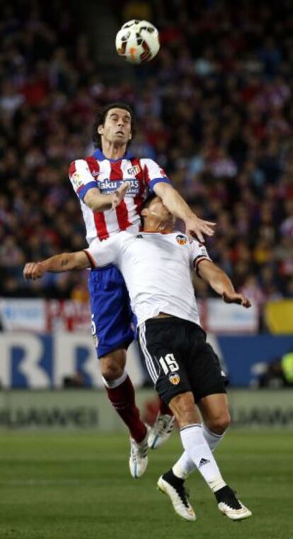 Tiago Mendes salta con Enzo Perez.