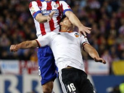 Tiago Mendes salta con Enzo Perez.