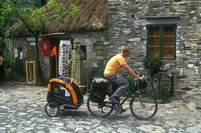 Un peregrino ciclista con su hijo en O Cebreiro (Lugo), un enclave del Camino Francés