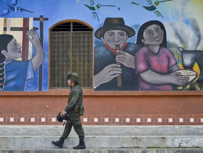 Um policial colombiano anda pela cidade de Toribio