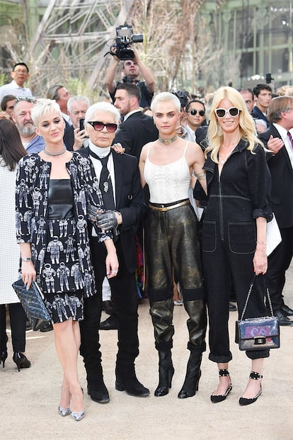 El desfile de Chanel contó con rostros tan conocidos como Katy Perry, Cara Delevingne y Claudia Schiffer.