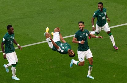 Salem Aldawsari (c) de Arabia Saudita celebra su gol frente a Argentina hoy, en un partido de la fase de grupos del Mundial de Fútbol Qatar 2022 entre Argentina y Arabia Saudita en el estadio de Lusail (Catar).