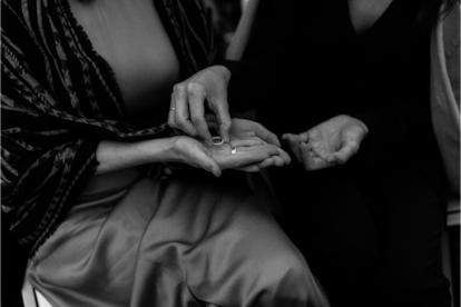 En una boda alemana, antes de que la pareja se intercambiase los anillos, los invitados se los iban pasando unos a otros. Algunos los besaban, otros los apretaban con los ojos cerrados...