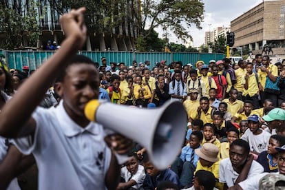 Estudiantes pertenecientes al COSAS (Congreso de Estudiantes de Sudáfrica) se unen para entregar un memorándum sobre las infraestructuras estudiantiles al alcalde de Johannesburgo, en Sudáfrica.