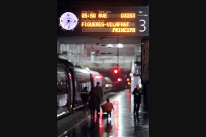 5:37AM - Los pasajeros del tren AVE que realizará el primer recorrido comercial entre Atocha (Madrid) y Figueres Vilafant ya pueden embarcar en el tren. Partirá a las 5:50AM