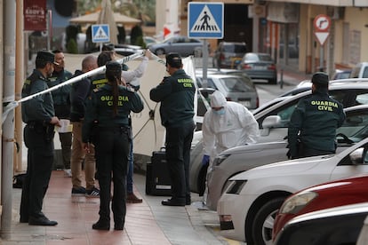 Agentes de la Guardia Civil en el exterior del domicilio en Guardamar del Segura, este jueves.