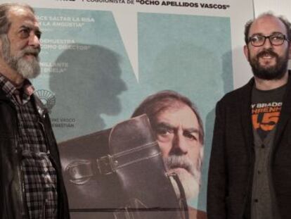 Ramón Barea y Borja Cobeaga posan este miércoles en Bilbao ante el cartel de 'Negociador'.
