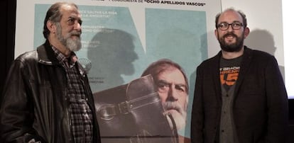 Ramón Barea y Borja Cobeaga posan este miércoles en Bilbao ante el cartel de 'Negociador'.