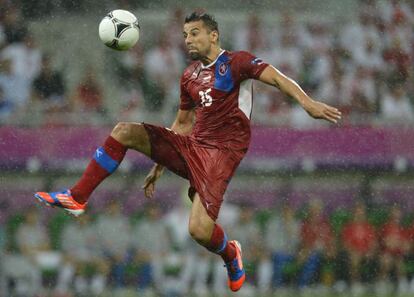 Milan Baros realiza un control en el aire