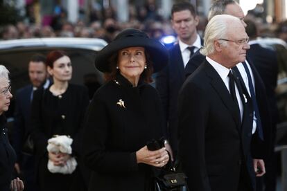 Los reyes de Suecia, Carlos y Silvia, llegan a la catedral para el oficio religioso. 