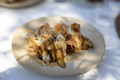 Unos macarrones con rustido de pollo no faltan en Al Kostat del Mar.