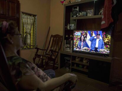 Un mujer observa y escucha el discurso del presidente Daniel Ortega el lunes, en Managua.