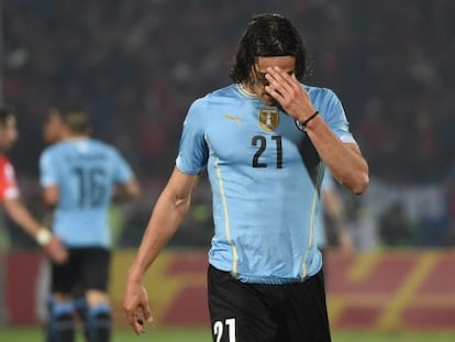 Cavani deja el terreno de juego tras ser expulsado ante Chile.