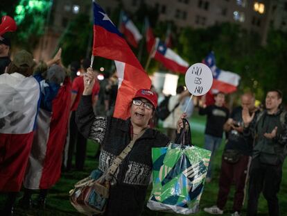 Chilenos celebran tras conocer los resultados, en palacio de La Moneda.