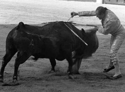 Rafael Ortega entra a matar el cuarto toro de la corrida celebrada en Las Ventas el 1 de mayo de 1958.