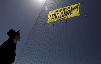 Activistas de Greenpeace protestan con una pancarta en un edificio de Jerusalem coincidiendo con la visita del presidente norteamericano a los territorios palestinos. 