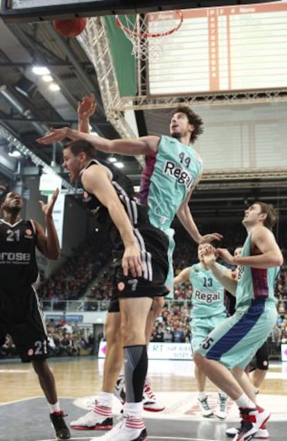 Nachbar intenta encestar ante Tomic.