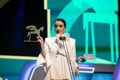 Luz Casal, que ha actuado en la gala, al recoger el premio a su trayectoria.