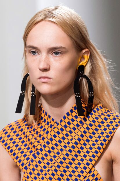 Proenza Schouler reserva el maquillaje para las orejas: los ojos van totalmente limpios.