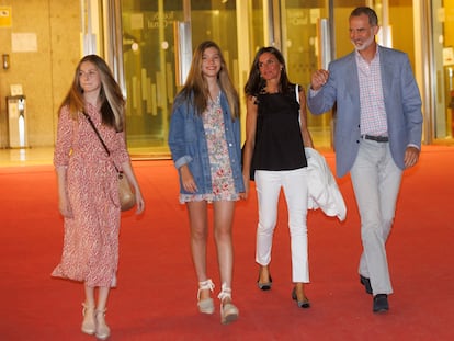 De izquierda a derecha, la princesa Leonor, la infanta Sofía, la reina Letizia y el Rey, el pasado sábado en Madrid, a la salida de un teatro.