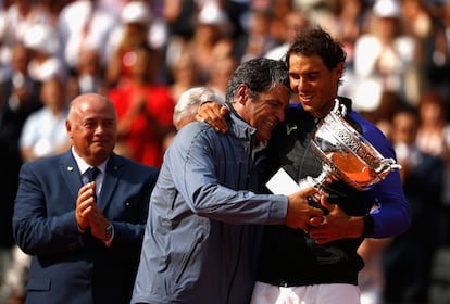 Toni y Rafa Nadal se abrazaban tras el triunfo en el Roland Garros de 2017.