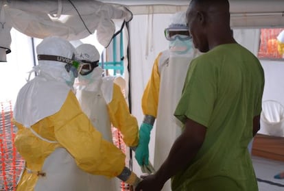 Un grupo de sanitarios reza en el centro para el tratamiento del &eacute;bola gestionado por M&eacute;dicos Sin Fronteras en Monrovia. 