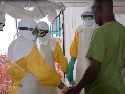 Un grupo de sanitarios reza en el centro para el tratamiento del &eacute;bola gestionado por M&eacute;dicos Sin Fronteras en Monrovia. 