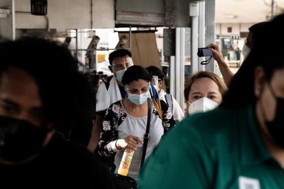 Varios migrantes cruzan la frontera entre México y Estados Unidos este viernes.