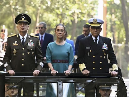 Ricardo Trevilla Trejo, Claudia Sheinbaum y Raymundo Pedro Morales ?ngeles duante 112 aniversario de la Marcha de la Lealtad.