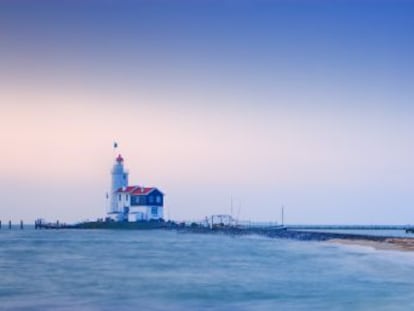 El faro Paard van Marken, en la pen&iacute;nsula de Marken, cerca de &Aacute;msterdam. 