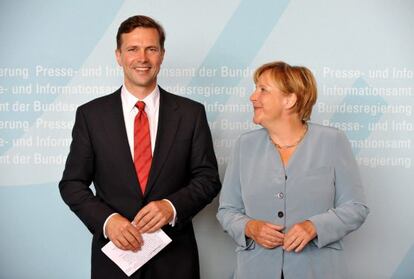 La canciller alemana, &Aacute;ngela Merkel, junto al portavoz del Gobierno alem&aacute;n, Steffen Seibert.