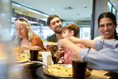 Una familia come en un centro comercial.